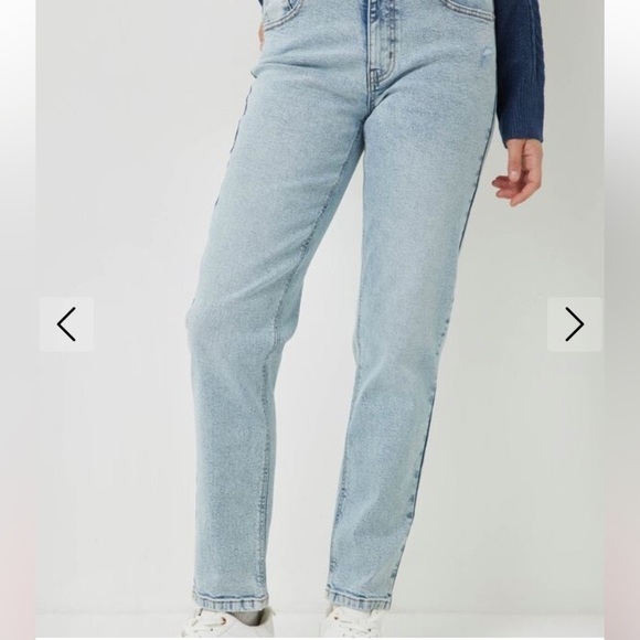 High Rise High Waist Light Wash Distressed Mom Jeans Size 26 - Picture 5 of 16